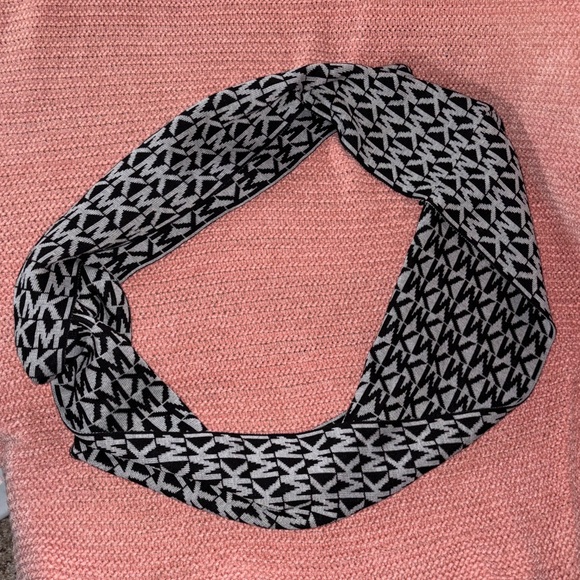 Michael Kors scarf - Picture 2 of 3